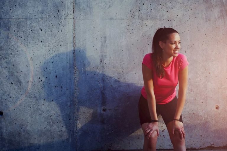 Atleta che si riposano in palestra per ottimizzare il tempo di recupero